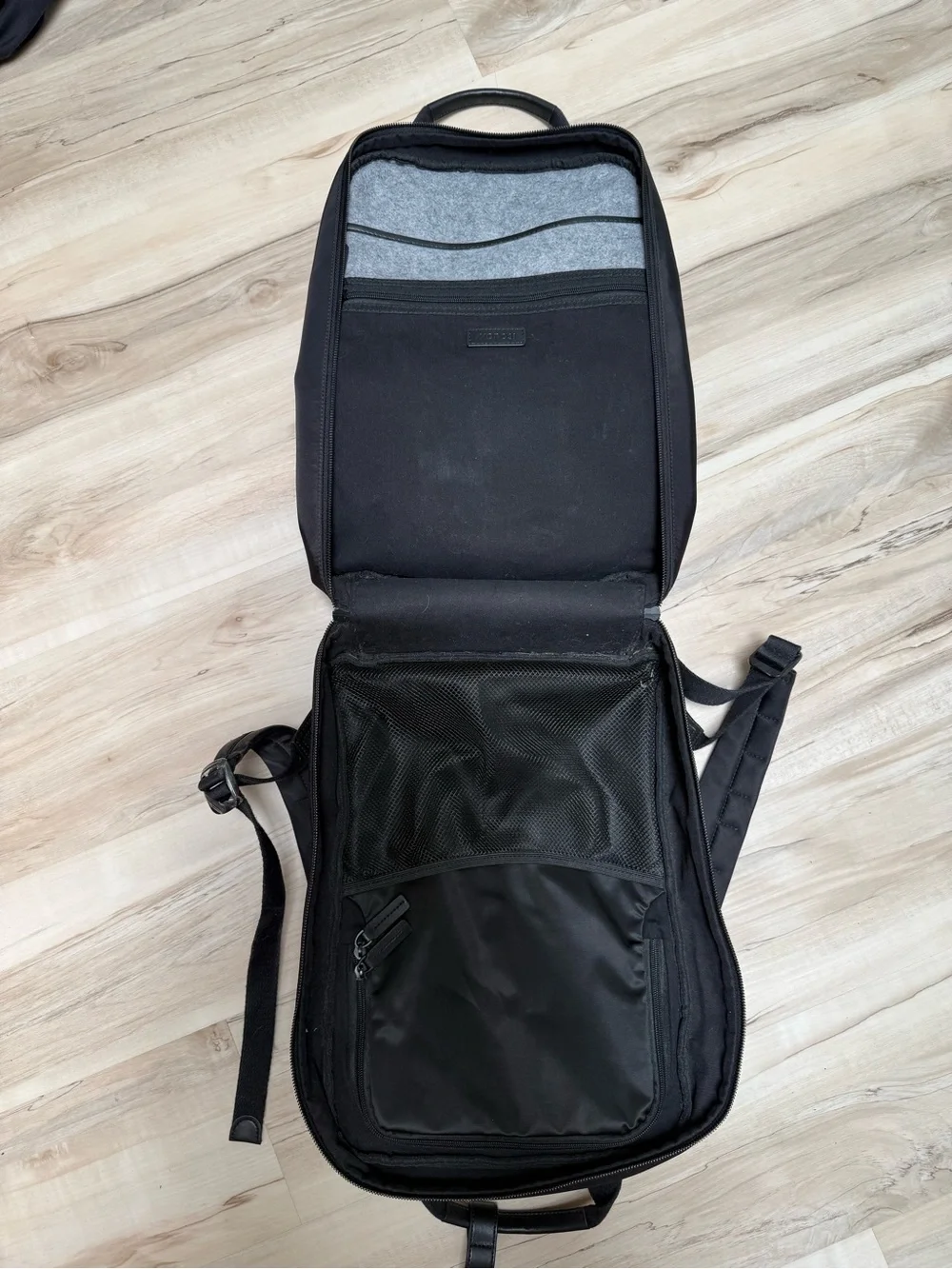 Monos sleek black